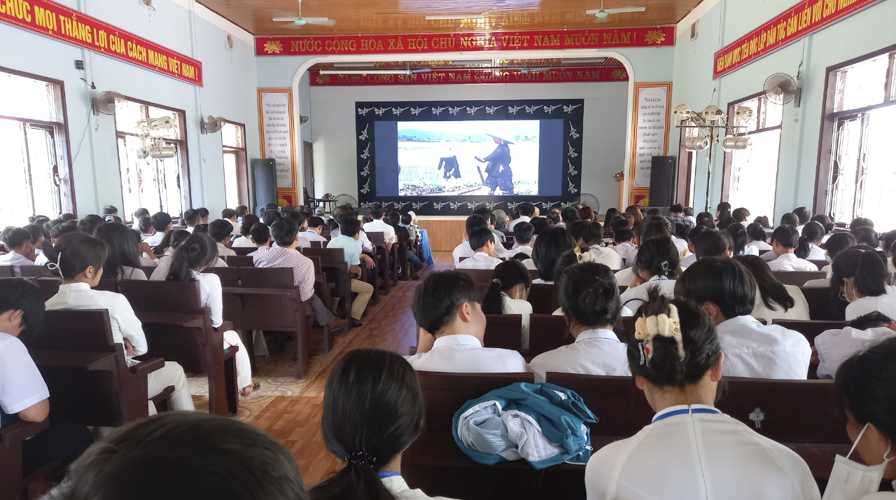 Đ&ocirc;ng đảo kh&aacute;n giả, học sinh chăm ch&uacute; xem phim suốt 2 giờ